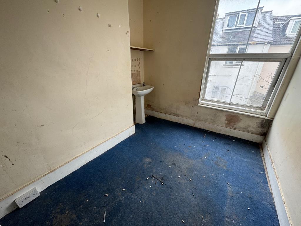 Lot: 53 - FOUR-BEDROOM HOUSE WITH BASEMENT NEAR TOWN CENTRE - Bedroom 2 2